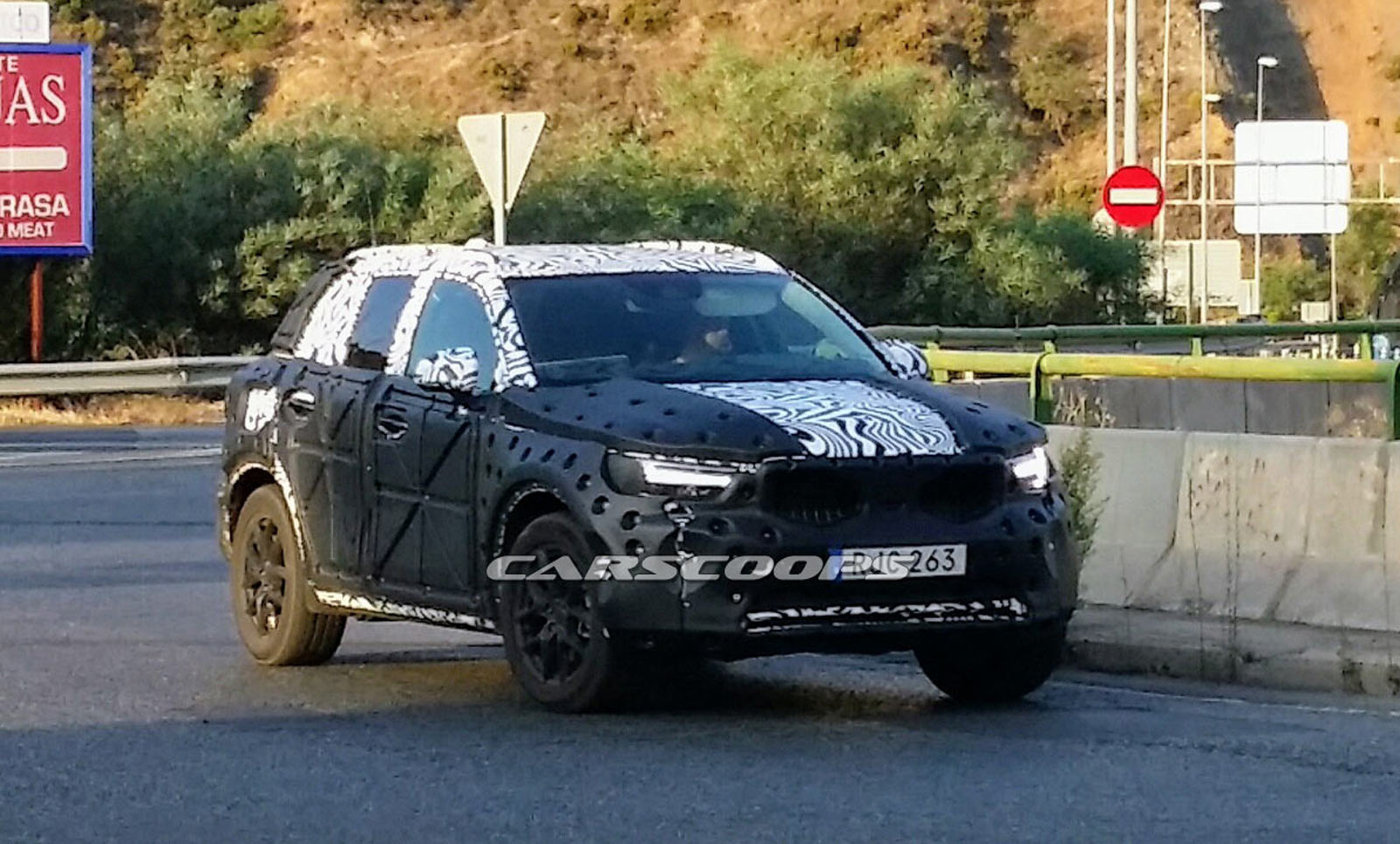 Volvo-XC40-Spy-Shots-1.jpg