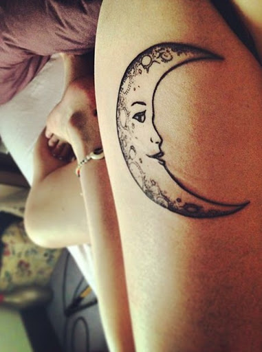 Uma personificação da lua crescente com qualidades femininas, é retratado em tinta preta sobre o portador da coxa.