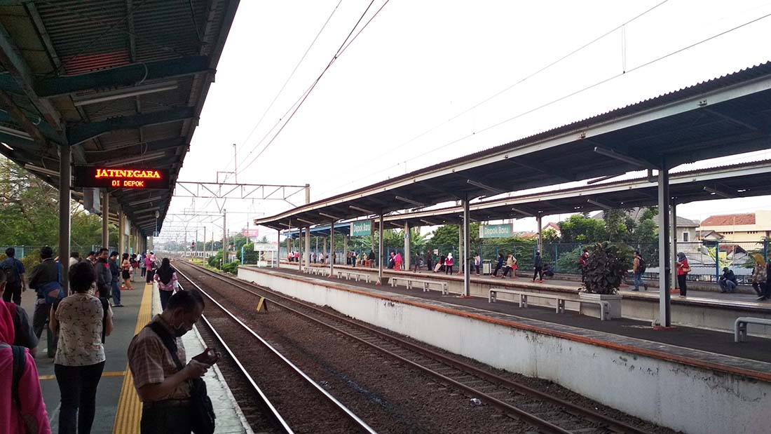 Suasana stasiun Depok Baru (Stadebar) di pagi hari di hari kerja saat berangkat kerja Suasana stasiun Depok Baru (Stadebar) di pagi hari di hari kerja saat berangkat kerja