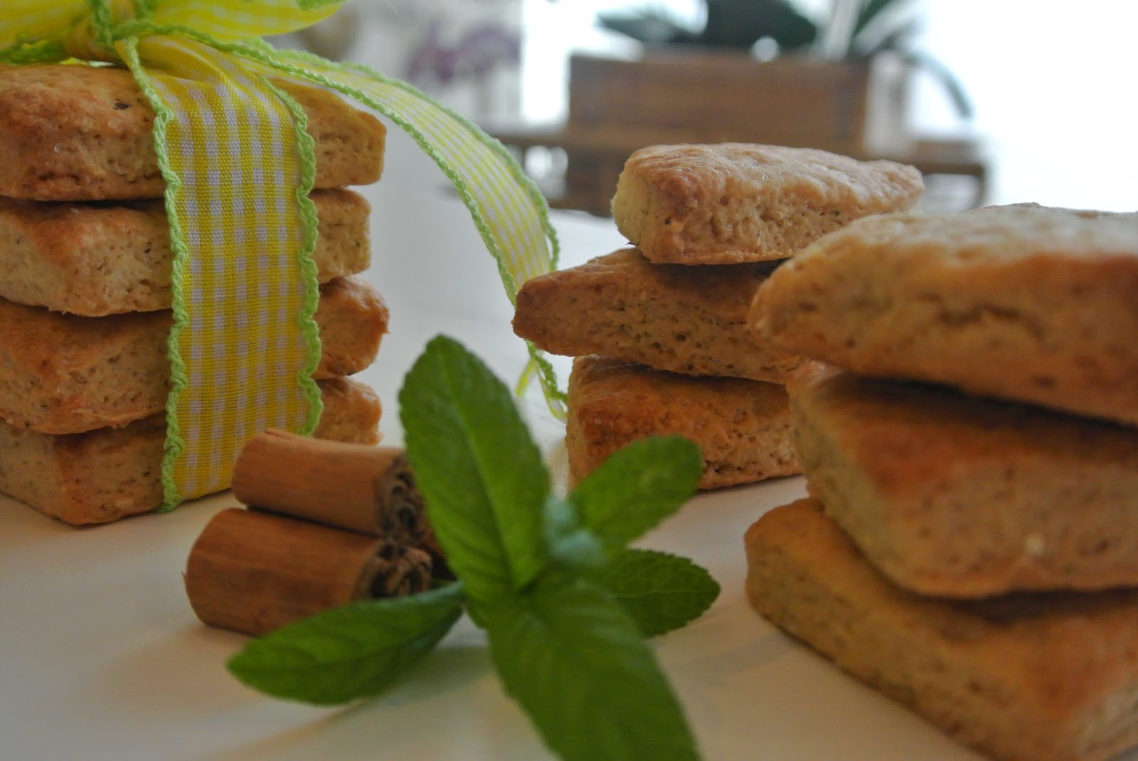 biscottini con noci brasiliane, menta e limone