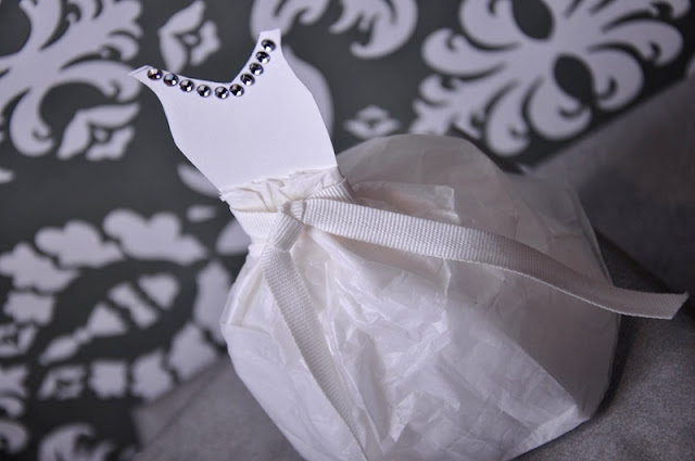 http://4.bp.blogspot.com/--LOZ5AFtL_g/TqMfvERnqaI/AAAAAAAAHro/w9B-LxkgmbE/s640/Dress.JPG