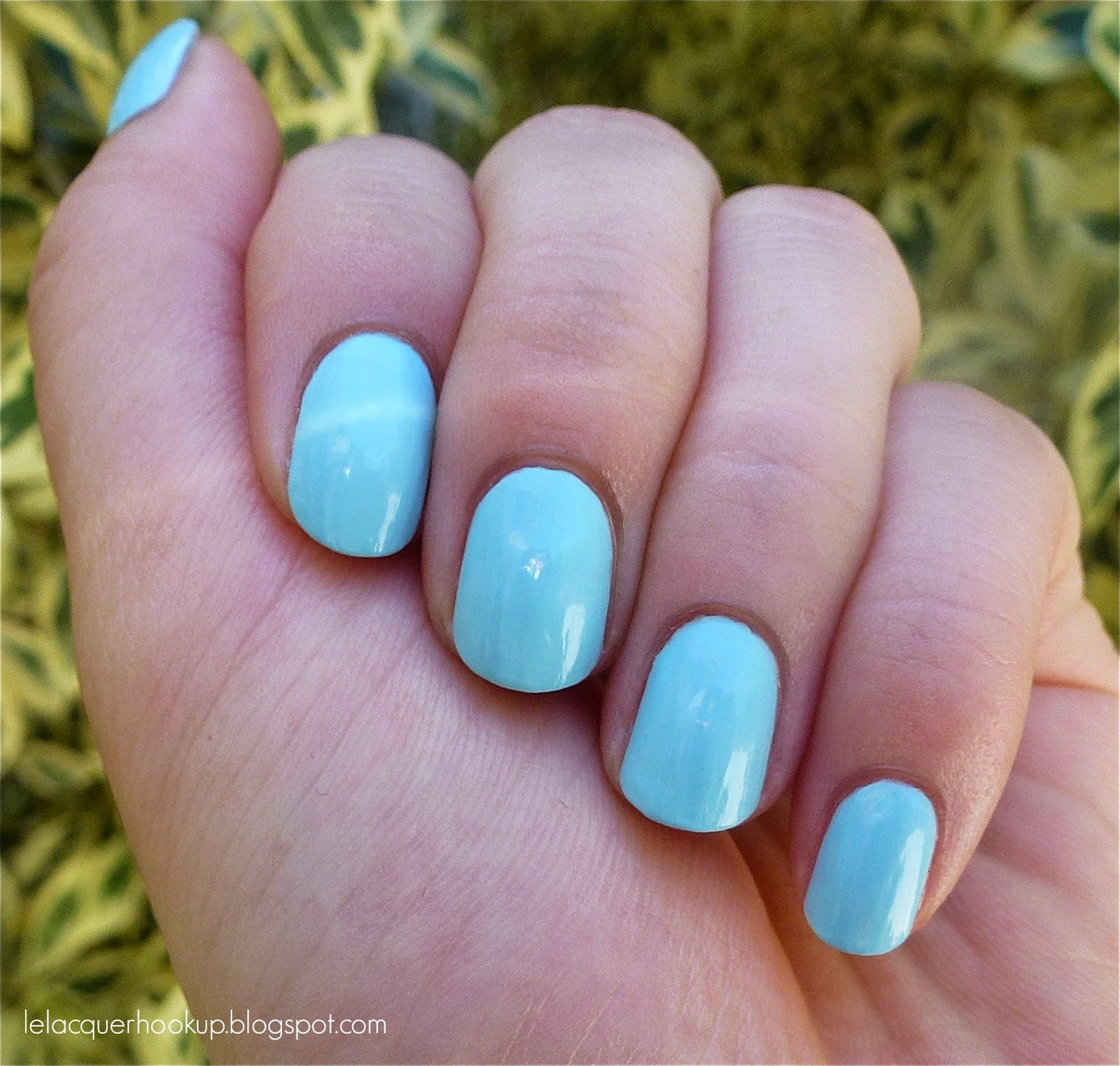 LE LACQUER HOOK UP Essie Mint Candy Apple + Sally Hansen Bold Gold