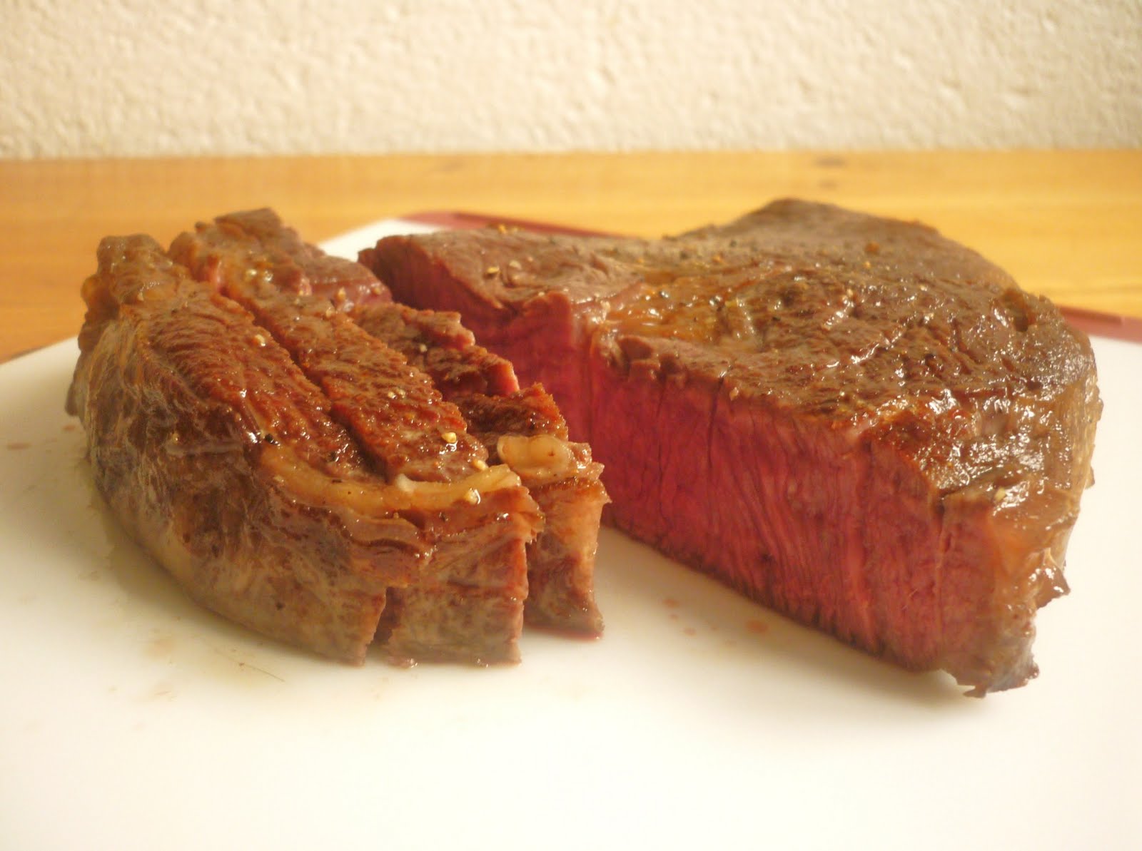 Hohrückensteak mit Rotweinjus, Bratkartoffeln und Kaiserschoten