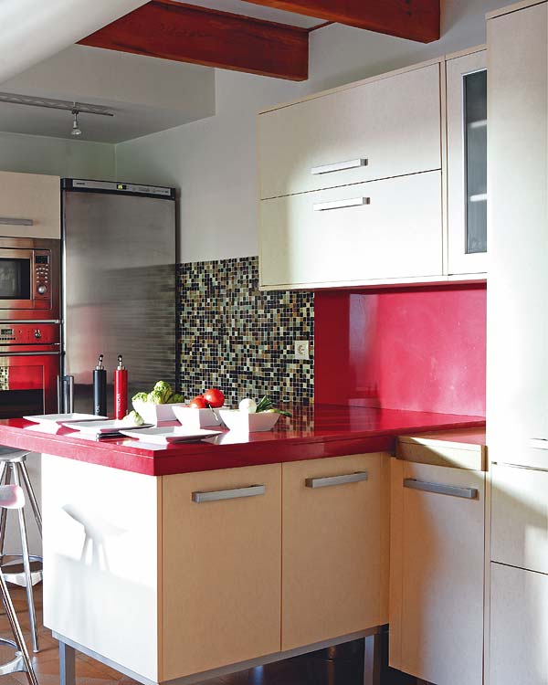 Decoracion Actual de moda: Una cocina muy actual en acero, blanco y rojo.