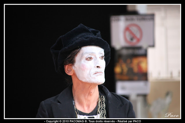 Artiste de rue, visage maquillé, perdu dans ses pensées au festival des marionnettes de Charleville Mézières