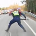 Ce policier est sur le point de commettre un geste totalement hallucinant! Vous en serez stupéfaits!