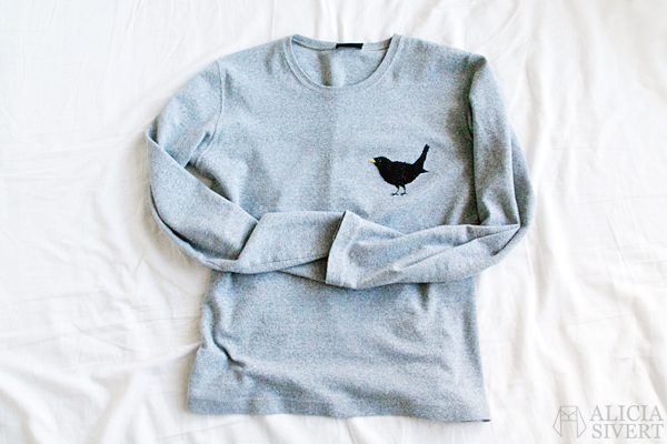 Blackbird sweater, free hand embroidery by Alicia Sivertsson. aliciasivert alicia sivertsson sivert broderi fritt frihandsbroderi konstsöm konstsömnad sömnad sy skapa skapande kreativitet creativity create make maker free hand embroidery needlework hoop art textile art fabric fiber art fågel bird koltrast nationalfågel blackbird black bird tröja sweater shirt grå grey gray