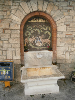κρήνη στον περίβολο του μητροπολιτικού ναού της Φλώρινας