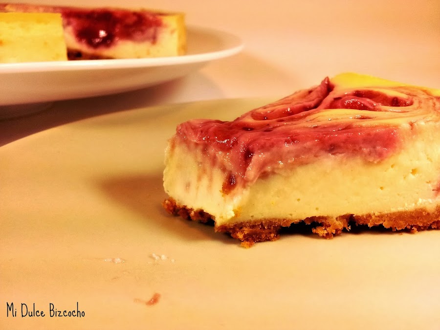 tarta de queso light con remolinos de frambuesa