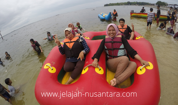 Bermain donat boat di Jembatan Cinta saat moment di private trip pulau tidung paket wisata open trip 2 hari 1 malam murah pulau tidung