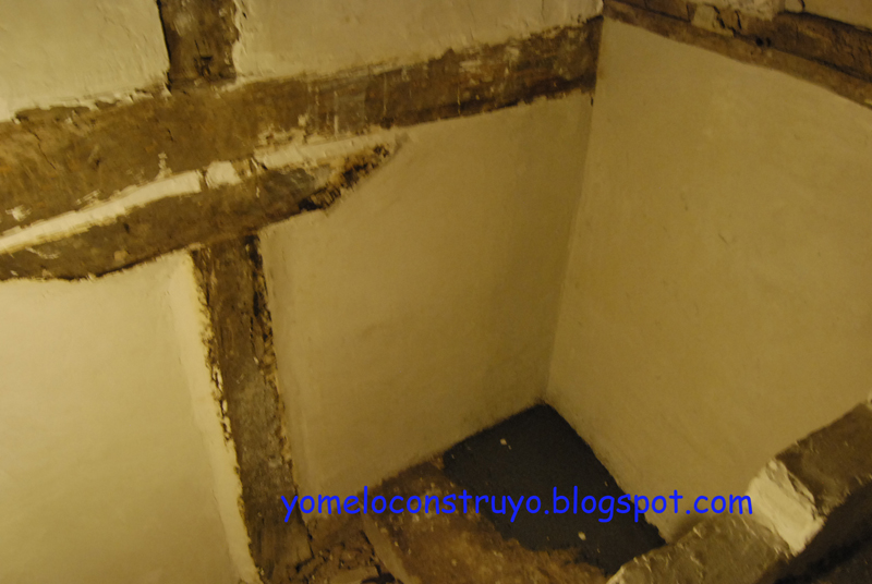 Dando yeso en la cuadra.