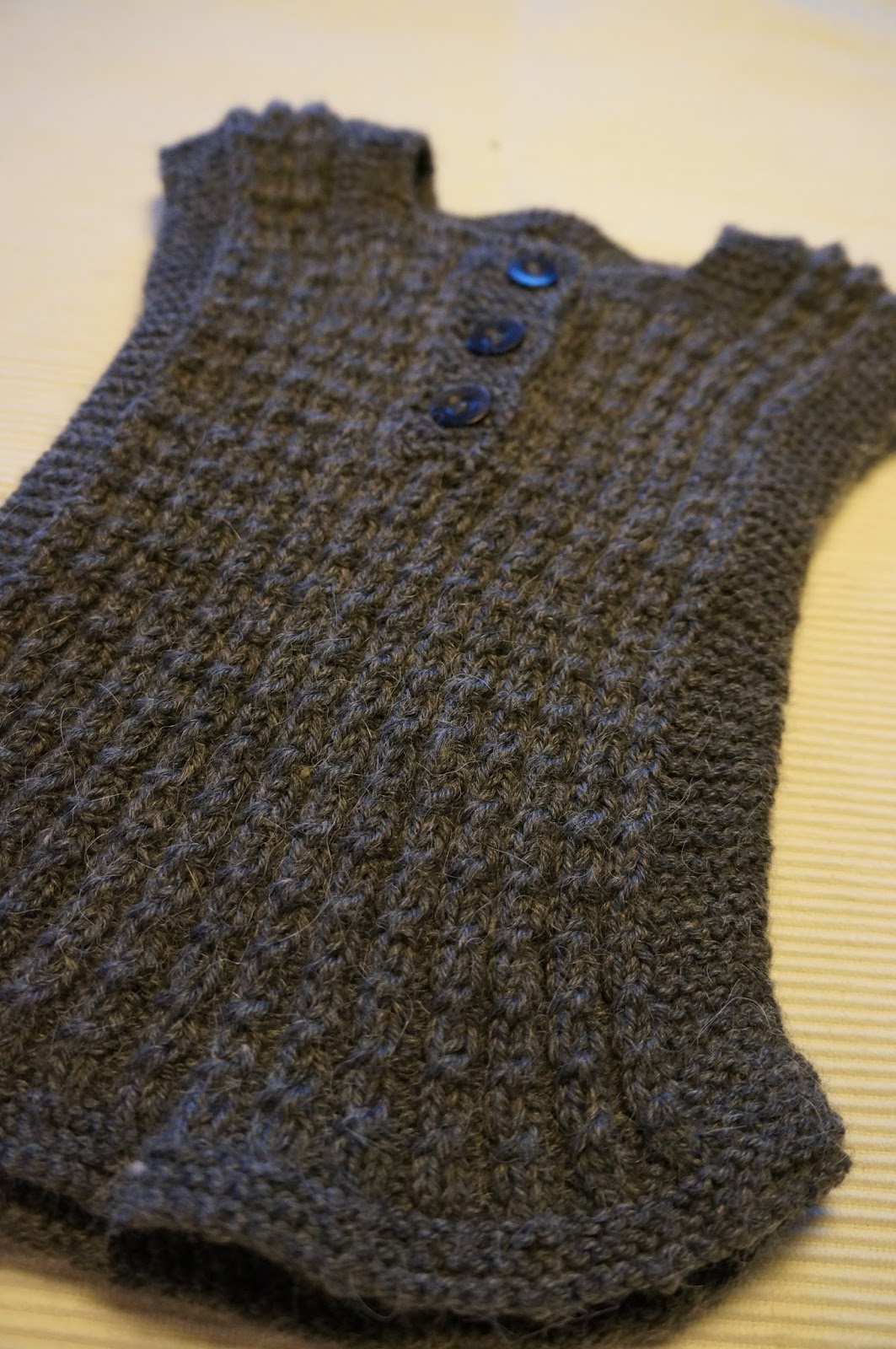 Baby Med Strikket Vest