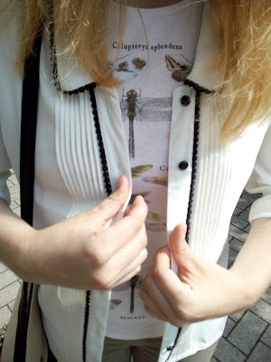 Casual Look Blouse Butterfly T-shirt Khaki Skinny Adidas Sneakers Casual Look Blouse Butterfly T-shirt Khaki Skinny Adidas Sneakers