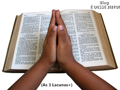 Imagem da PALAVRA DE DEUS Aberta e com mãos em posição de Oração sobre ELA.