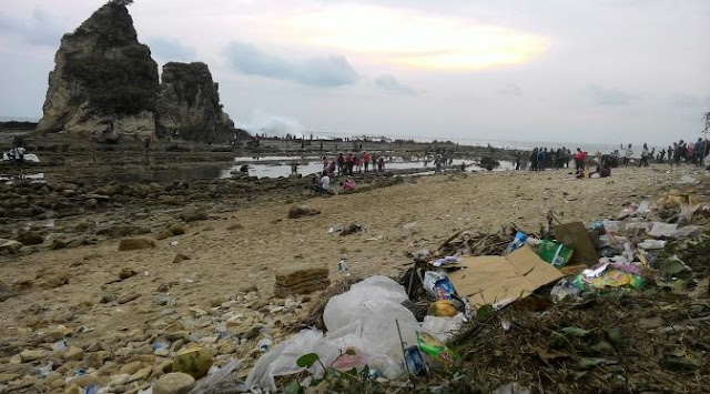 Sampah di pantai Sawarna Sampah di pantai Sawarna