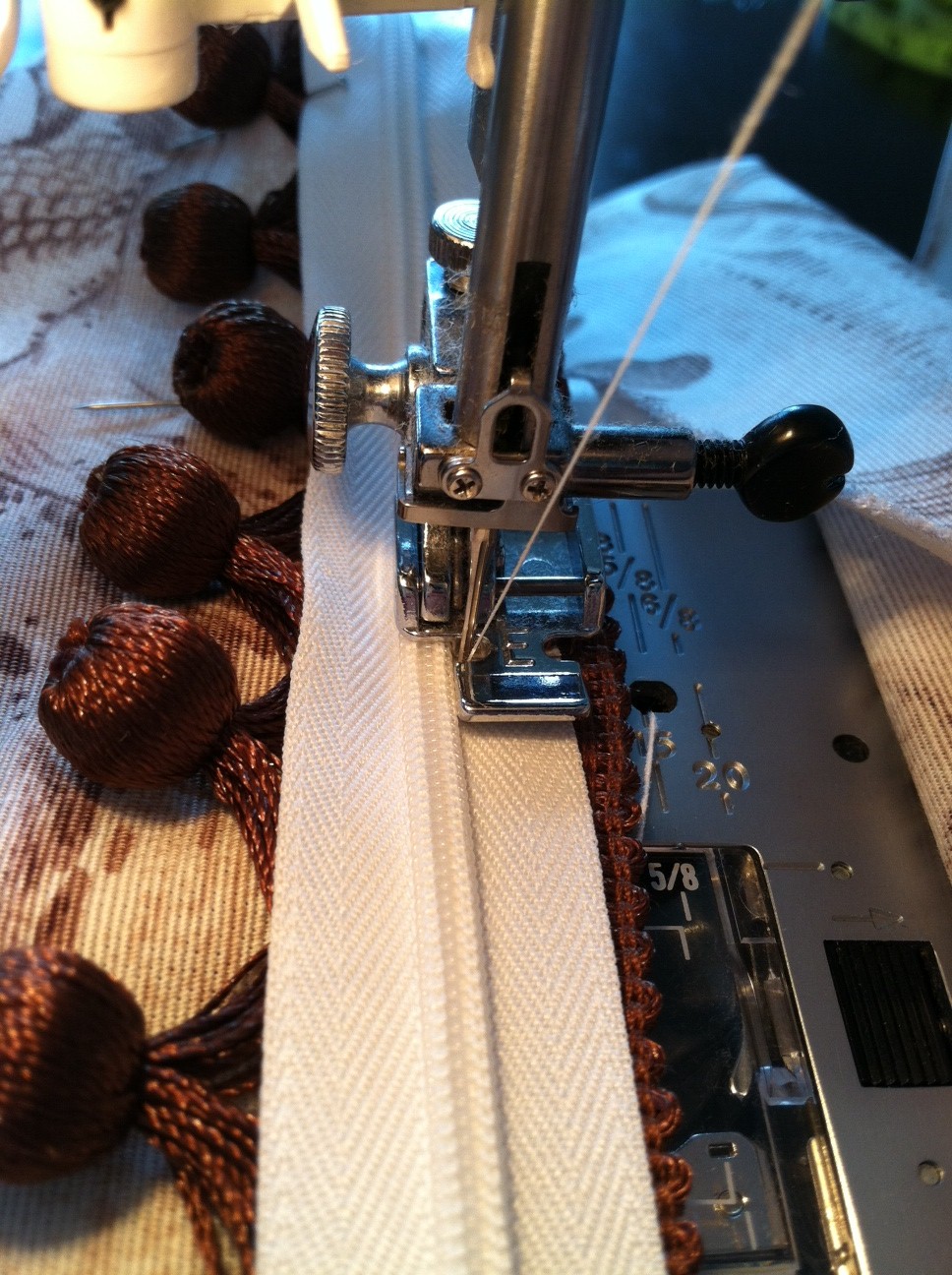 one half world Tutorial pillow with trim and a zipper