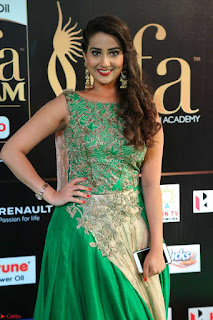Manjusha in Beautiful Sleeveless Green Anarkali dress at IIFA Utsavam Awards 004