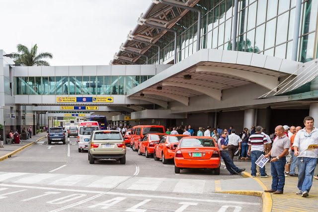 Exterior del Aeropuerto Internacional Juan Santamaría de San José Exterior del Aeropuerto Internacional Juan Santamaría de San José