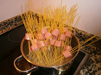 Espaguetis anudados (franfurt al aglio e olio)