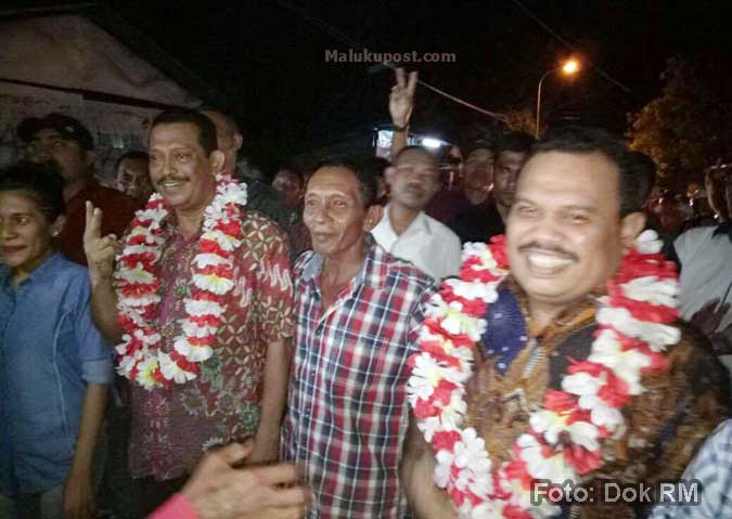 Pasangan "PANTAS" Berdialog Bersama Warga Kudamati Ambon, Malukupost.com - Pasangan calon Wali Kota dan Wakil Wali Kota Ambon, Paulus Kastanya -Muhammad Armyn Syarif "Sam" Latuconsina yang memakai sebutan "PANTAS" menggelar kampanye dialogis bersama warga masyarakat di Kudamati, kecamatan Nusaniwe, Kamis (17/11) malam. Kampanye dihadiri oleh Ketua-Ketua RT/RW, tokoh masyarakat, tokoh perempuan, tokoh pemuda dan seluruh warga Kudamati. Kampanye juga dihadiri ketua DPD Gerindra Provinsi Maluku Hendrik Lewerissa, Sekretaris DPD PDI Perjuangan Maluku, Lucky Wattimury dan sejumlah pimpinan partai pengusung "PANTAS". "Pertemuan pada malam hari ini sangat luar biasa. Kami datang sebagai calon pemimpin Kota Ambon. Kami juga ingin menyatakan apa yang mau dikerjakan, untuk membangun kota ini lima tahun ke depan," kata Calon Wali Kota Ambon Paulus Kastanya.