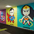 Más de 8000 post-it de colores  decoraron esta oficina con super héroes. 