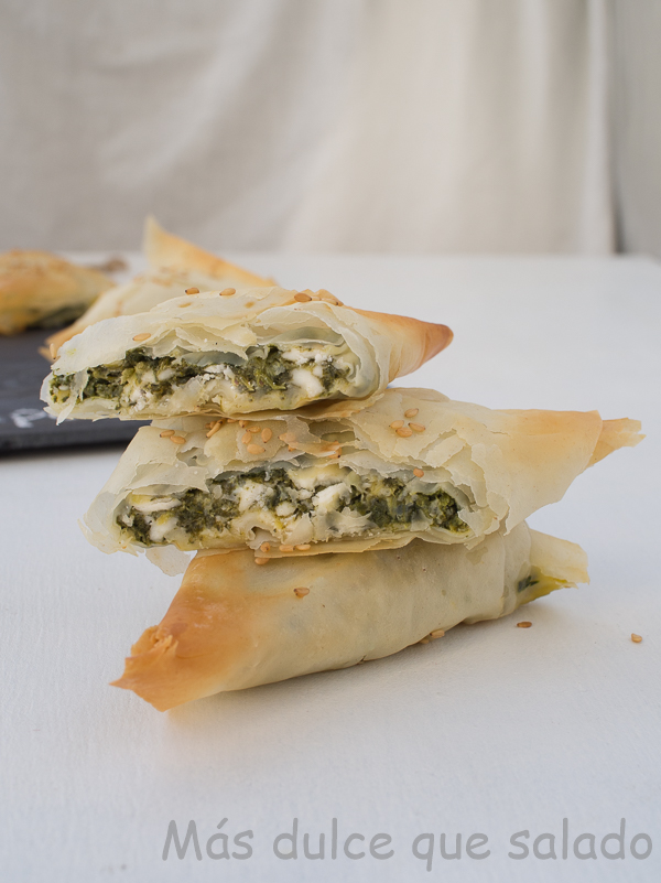 Spanakopita.Triángulos de masa filo con espinacas y queso feta. Receta Griega