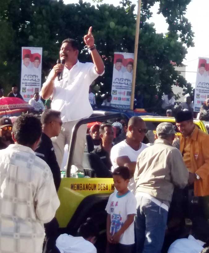 Ribuan Warga Kota Tual Hadiri Deklarasi Pasangan “ADIL” Tual, Malukupost.com - Pasangan Bakal Calon (Balon) Walikota dan Wakil Walikota Tual Periode 2018-2023, Basri Adlly Bandjar dan Fadillah Rahawarin dengan Akronim “ADIL” menggelar deklarasi yang menegaskan kesiapan mereka bersama rakyat untuk maju dalam Pemilihan Kepala Daerah (Pilkada) Kota Tual Tahun 2018. Pantauan Malukupost.com, deklarasi tersebut dihadiri oleh ribuan pendukung pasangan ADIL yang berasal dari 5 kecamatan serta warga masyarakat Kota Tual pendukung setia pasangan ADIL, dipusatkan di Lapangan Lodar El Kota Tual, Sabtu (6/1)