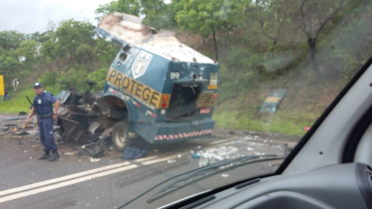 Quadrilha explode carro-forte na Rodovia Abrão Assed em Cajuru, SP Quadrilha explode carro-forte na Rodovia Abrão Assed em Cajuru, SP