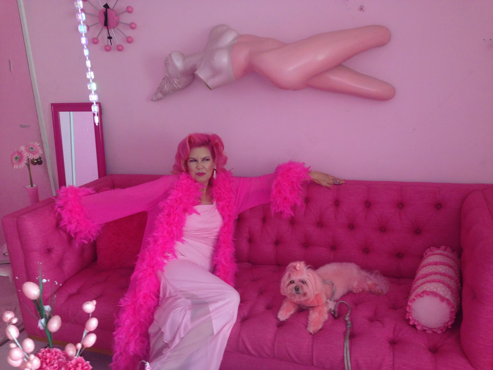 http://4.bp.blogspot.com/--SmYHY3Edng/VhSrUfZEHtI/AAAAAAAAAmk/krqEyORXGa8/s1600/pink%2Blady%2Bon%2Bsofa.JPG