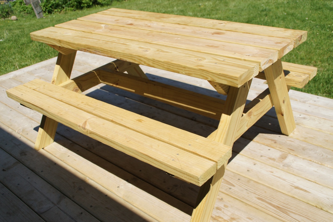 The Kid-Friendly Home: Easy DIY Kid-Sized Picnic Table!