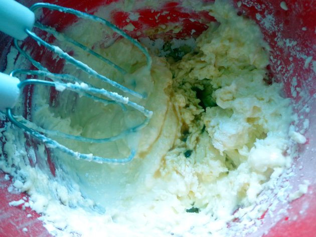 Kolač s ananasom i glazurom od krem sira 5 korak pripreme Pineapple cake with cream cheese frosting by Laka kuharica: combine butter, cream cheese, powdered sugar, and vanilla essence.