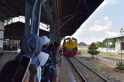 naik kereta wisata sejarah di museum kereta api ambarawa indonesia diesel uap traveling nurul sufitri mom lifestyle blogger