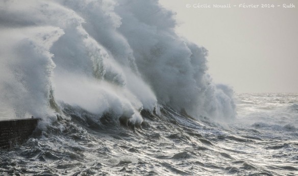 волны разбиваются о маяк. шторм видео обзор. шторм коновалов ютуб. военный корабль в шторм 12 баллов. сильный шторм.