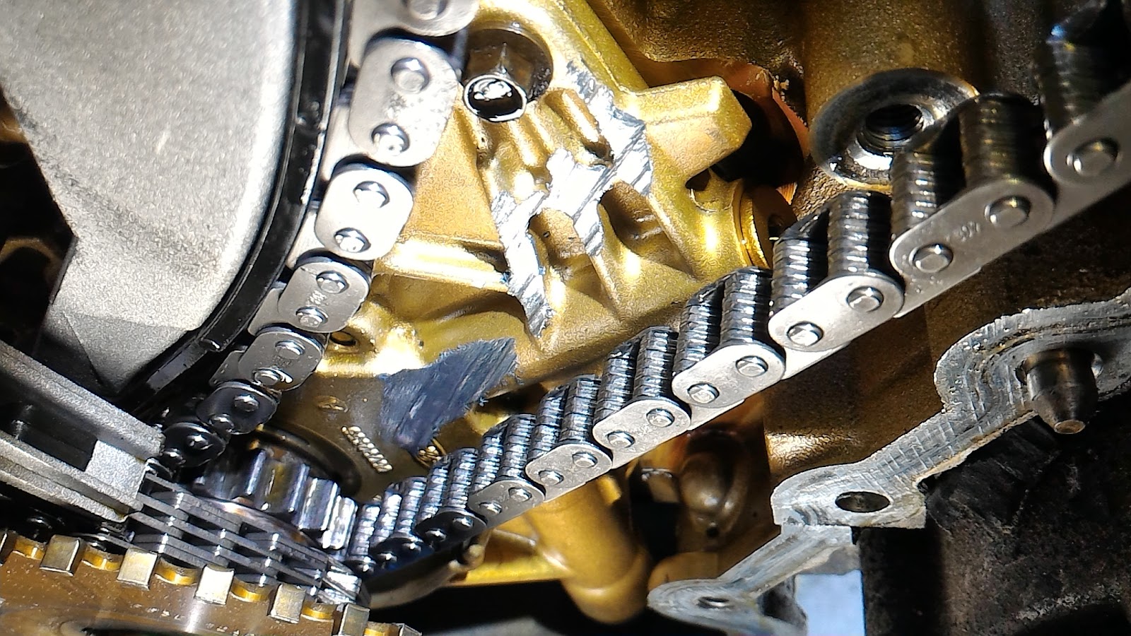 Стук пыльника амортизатора поло седан. Шнива гремит цепь грм. Стучит 1. Застучал двигатель. Стучит 1.