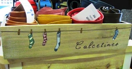 Caja de madera para calcetines con compartimentos