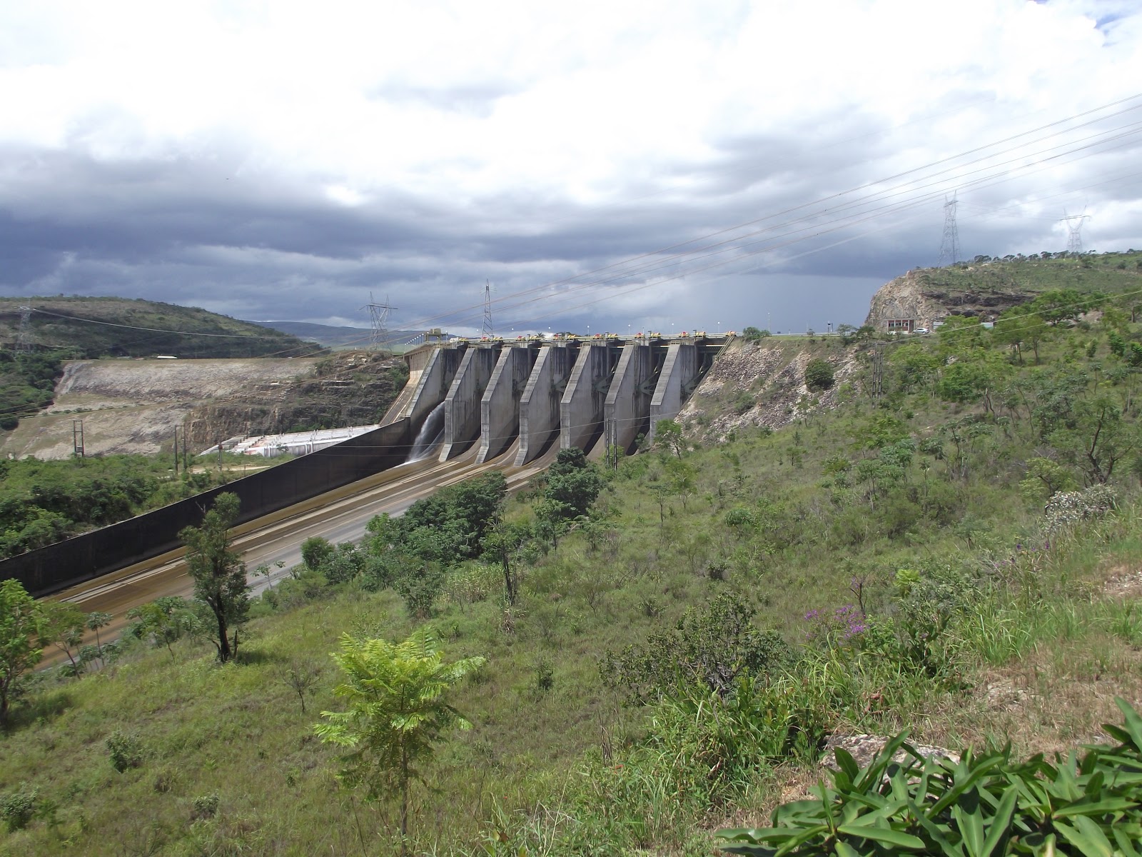 OLHANDO DA JANELA DO TREM REPRESA DE FURNAS / MINAS GERAIS / BRAZIL