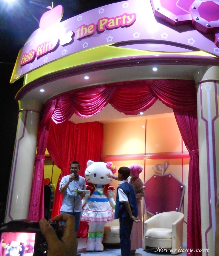 Meet and greet Hello Kitty and friends