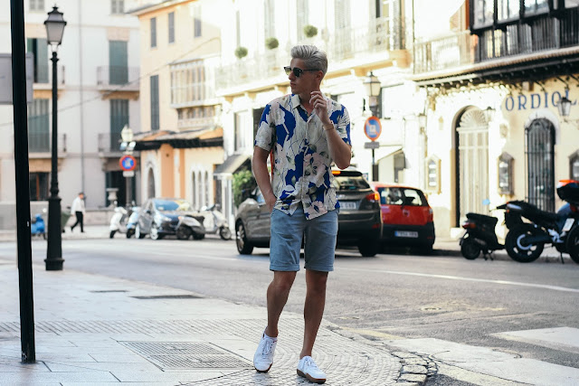 El blogger Matthias Geerts llevando una camisa con estampado tropical estampado tropical, blogger, fashion menswear, tendencia masculina