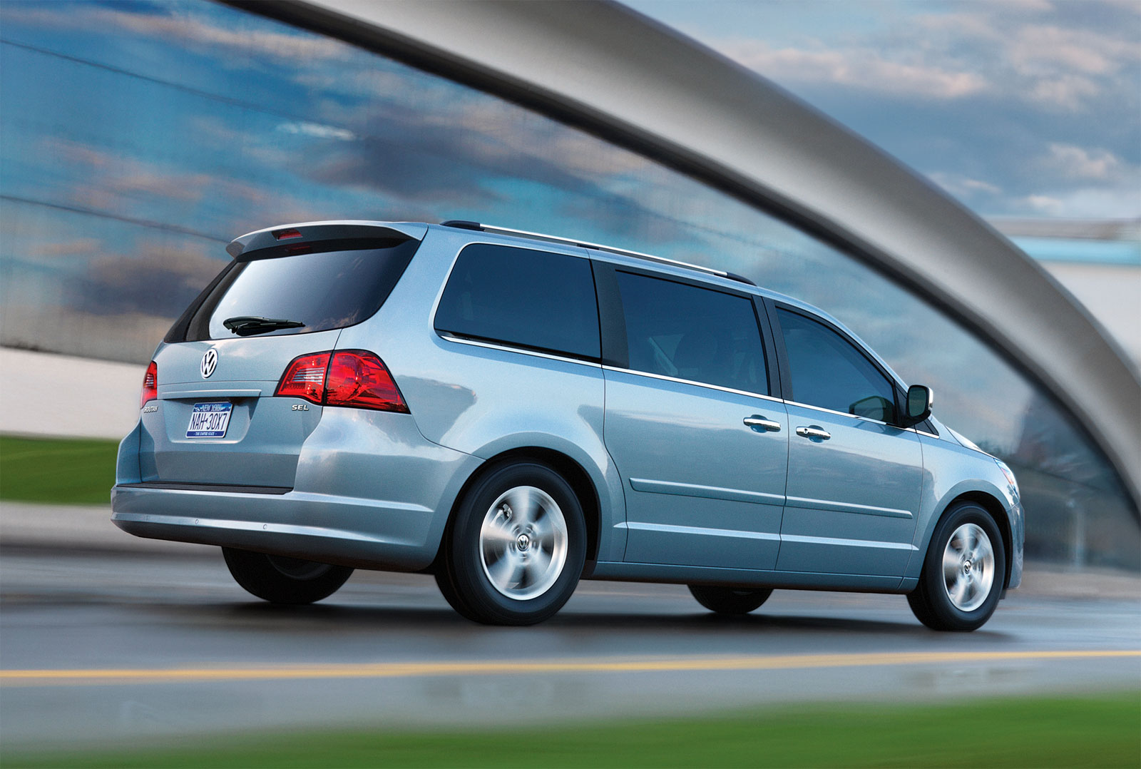 Xe cộ: 2010 Volkswagen Routan SEL