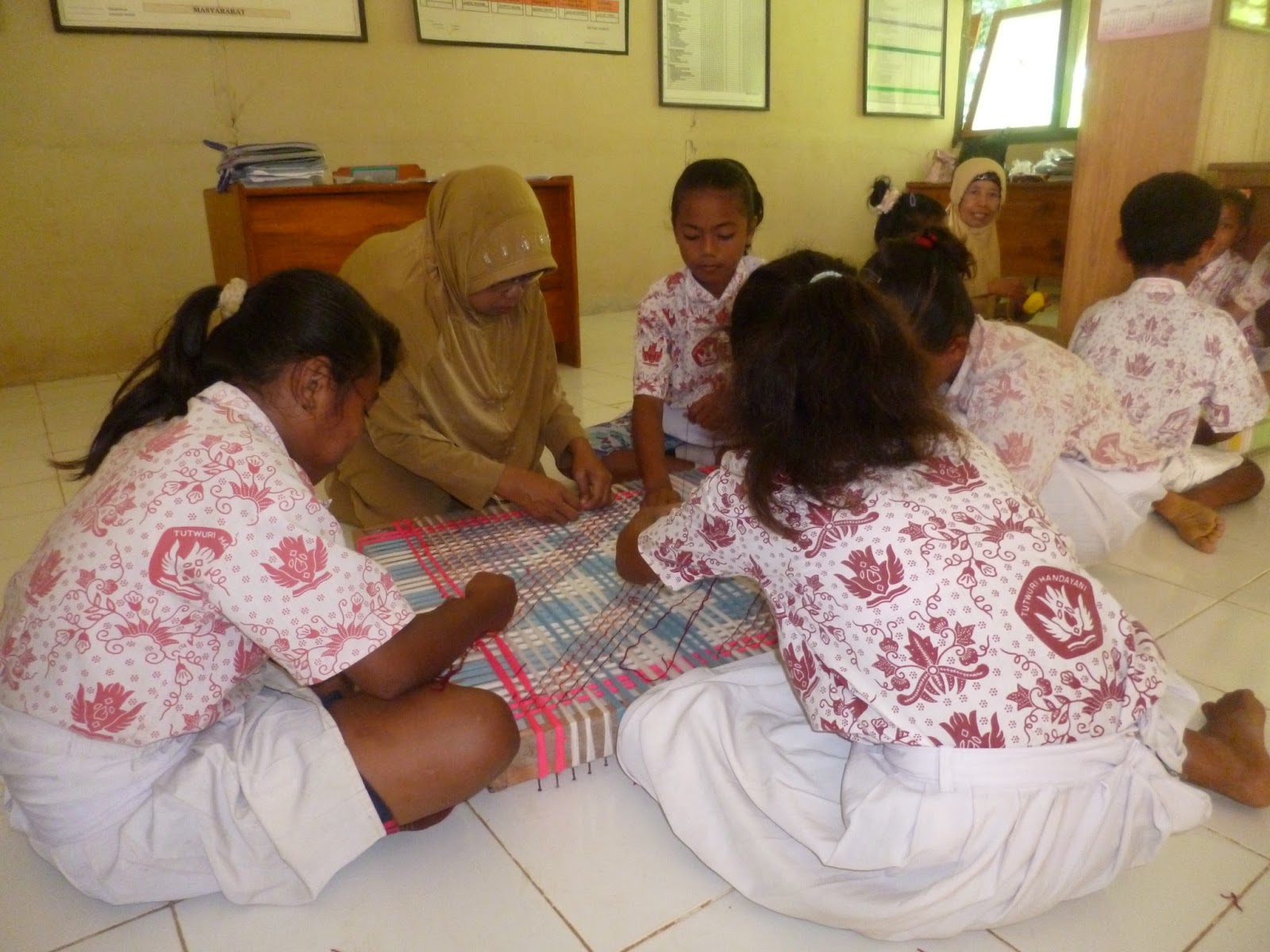 nurfaida Pembuatan taplak meja dari benang wol oleh siswa