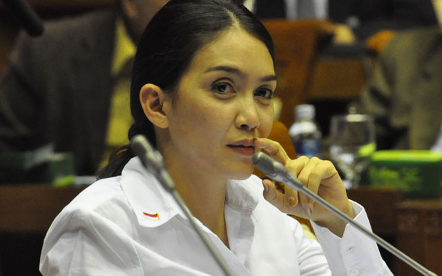 Hasil gambar untuk rieke diah pitaloka bersama honorer