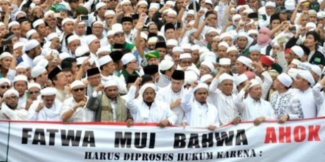https://4.bp.blogspot.com/--Uwuu9IjUj0/WBTe095xuwI/AAAAAAAABMo/xCul-klybm86KLg1EeHUie3aQTEDtA4uwCLcB/s640/demo-besar-besaran-4-november-prote.jpg