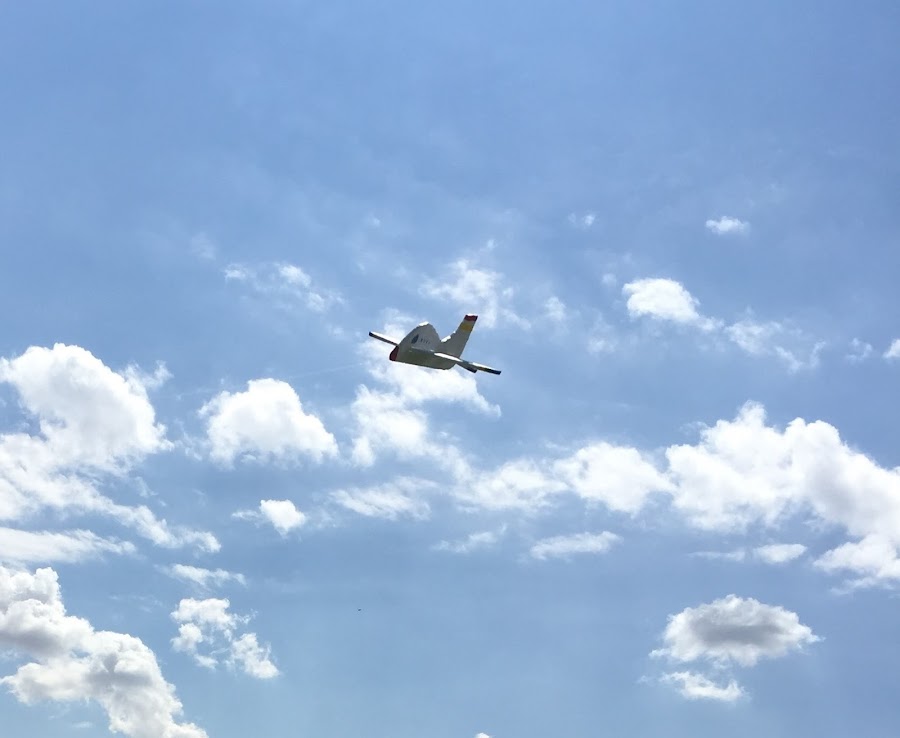 Avion de poliespan en pleno vuelo. Parece el anuncio de unas lineas aereas
