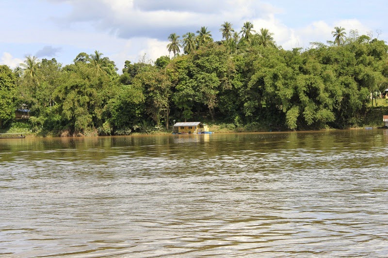 Gambar pondok kecil atau jeti kecil di tepi Sungai Pahang