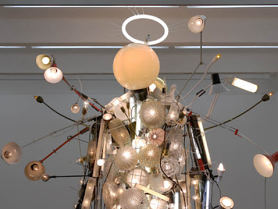 arte y luz Escultura hecha con lamparas recicladas