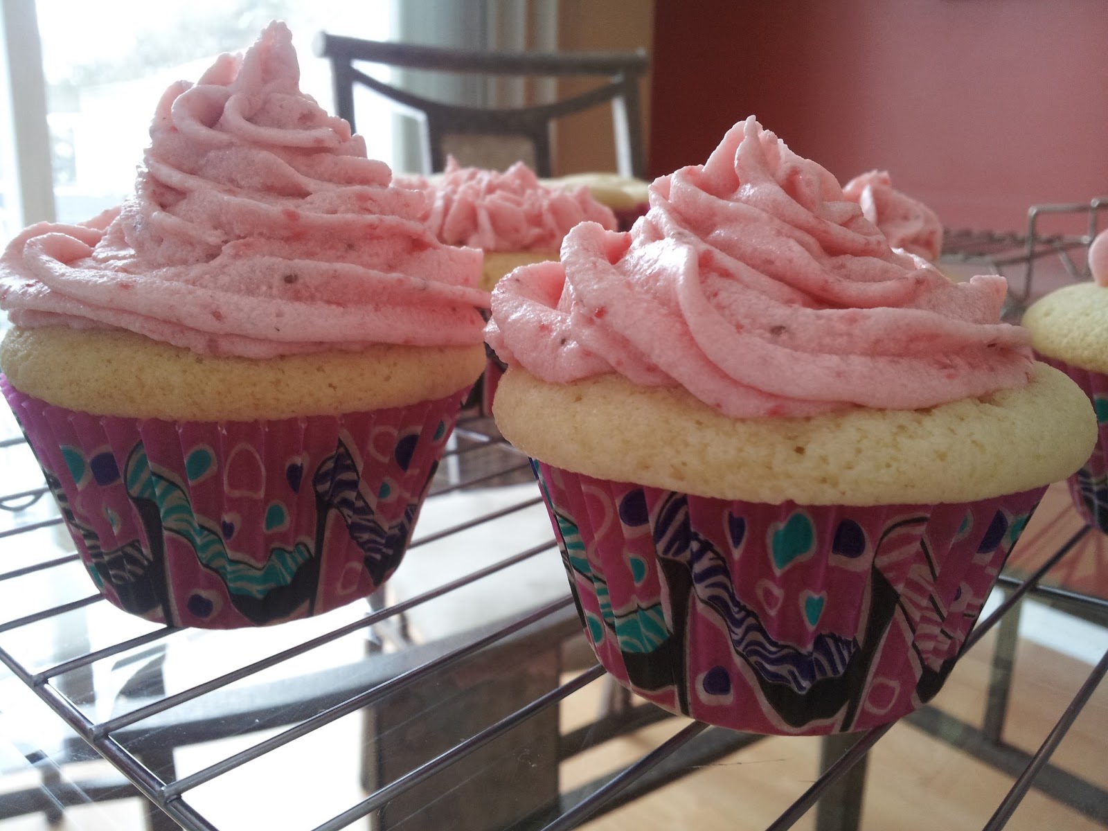 The Half Cup Kitchen: Vanilla and strawberry cupcakes