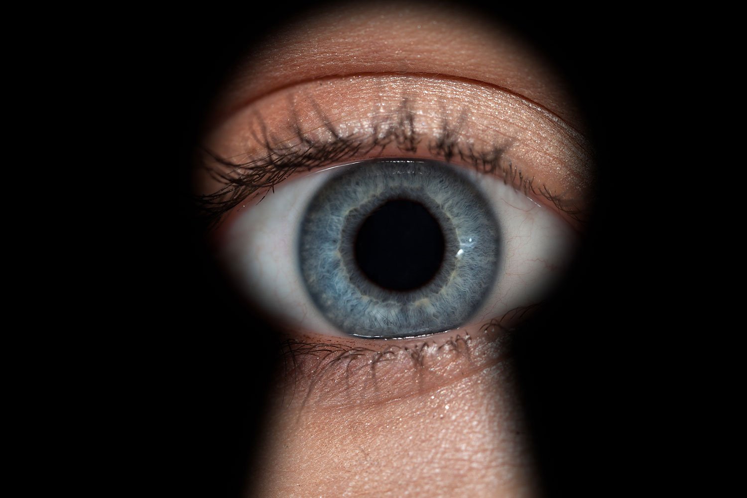 Линзы с дисплеем. Мужик с биноклем. Карие глаза. Слежка глазами. Человек с биноклем.