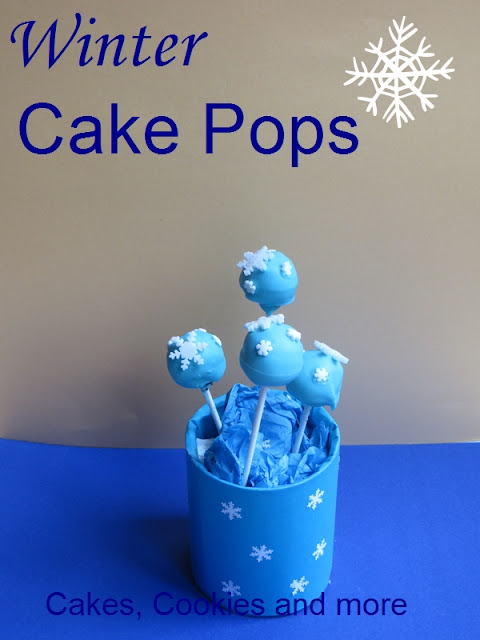 Winter Cake Pops von Cakes, Cookies and more Winter Cake Pops mit hellblauer Glasur und Schneeflocken