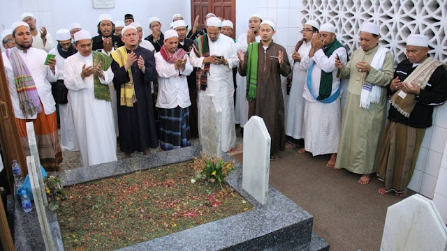 Awas Jangan Menginjak Makam!! Begini Adab dan Tata Cara Ziarah Kubur yang Benar
