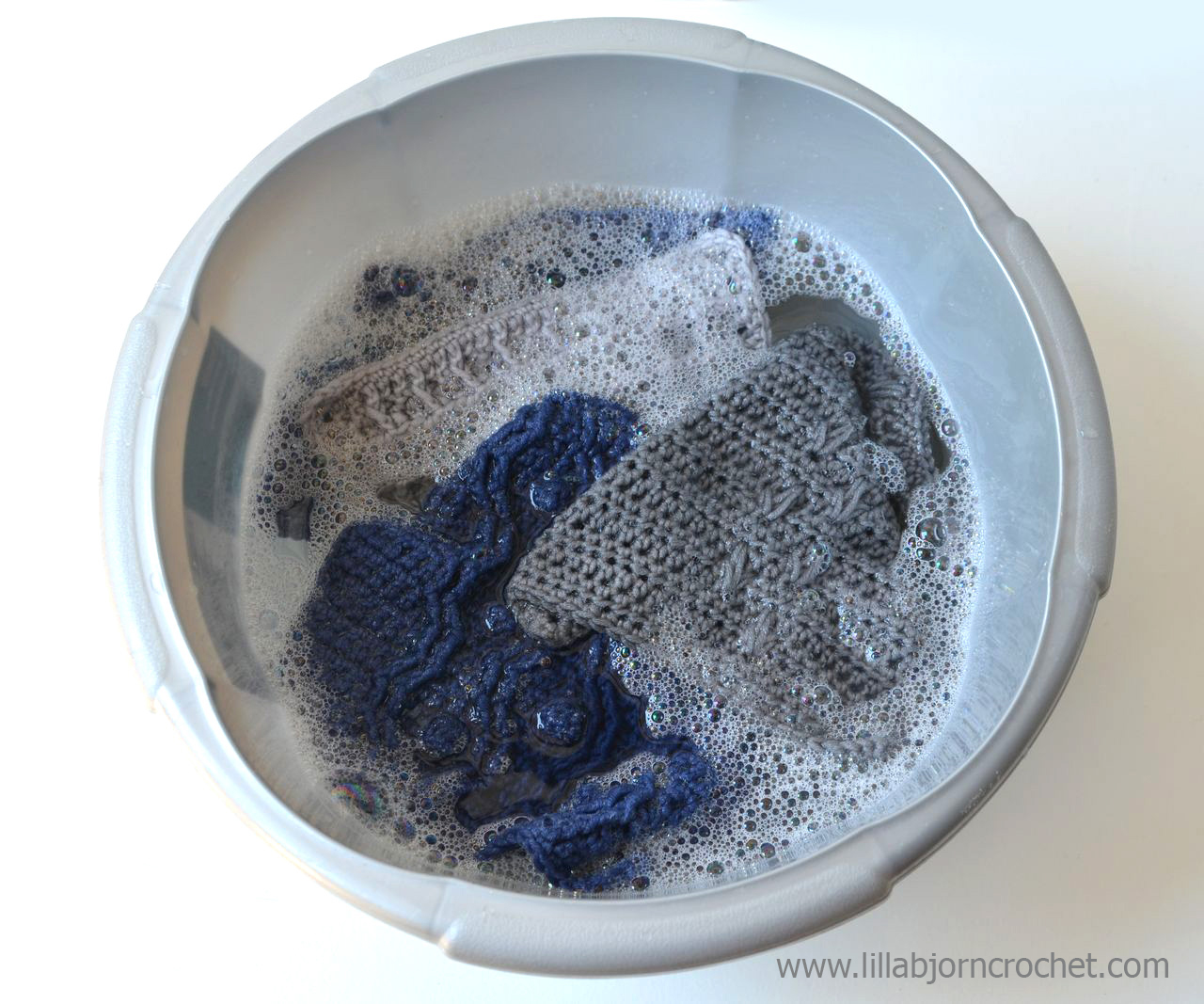 Eucalan is a natural concentrate which helps to refill wool (and other natural yarns) with Lanolin. Review and test by Lilla Bjorn Crochetilla 